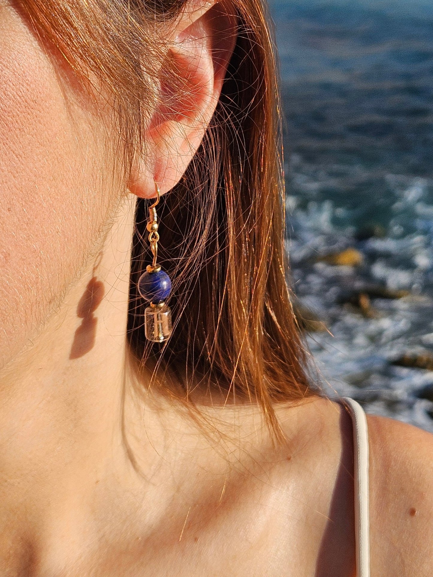 Boucles d'oreille pendantes dorees lapis lazuli et quartz fume