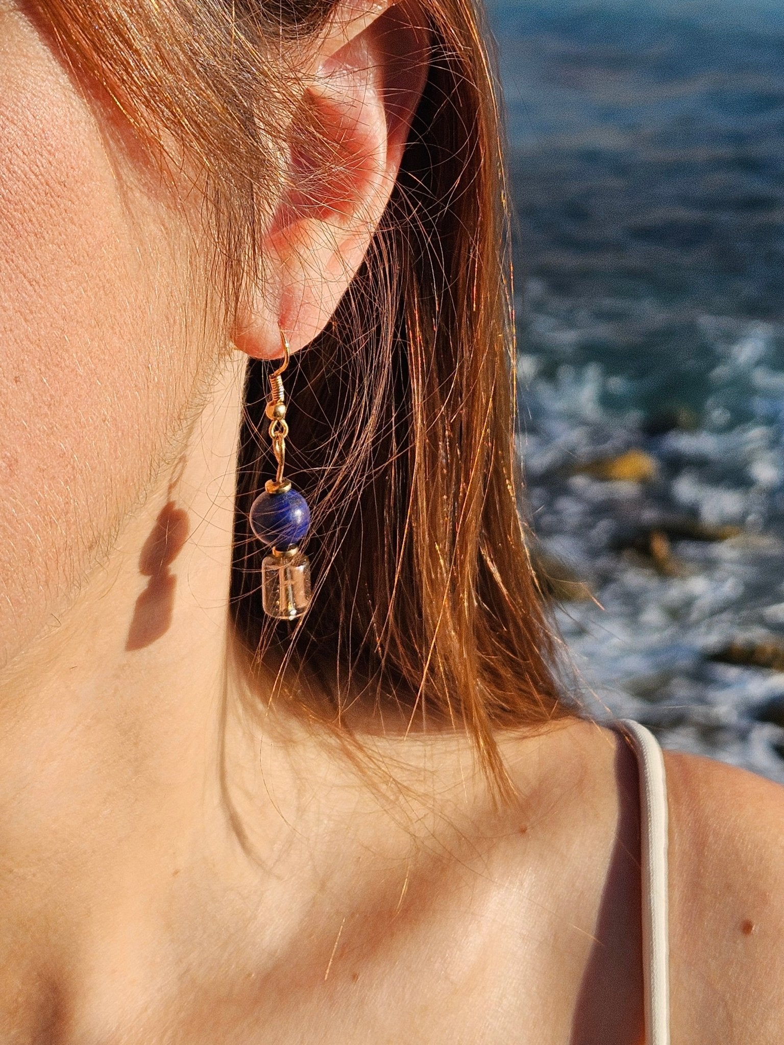 Boucles d'oreille pendantes dorees lapis lazuli et quartz fume