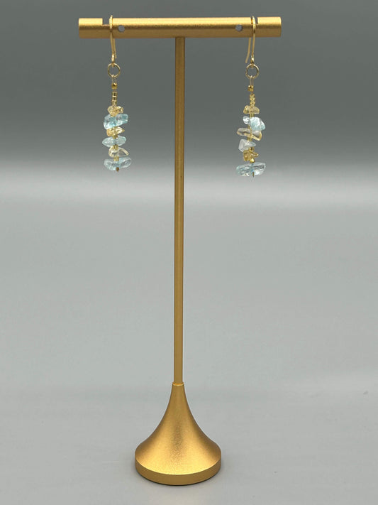 Boucles d’oreilles pendantes aigue‑marine et citrine, perles dorées sur câble acier