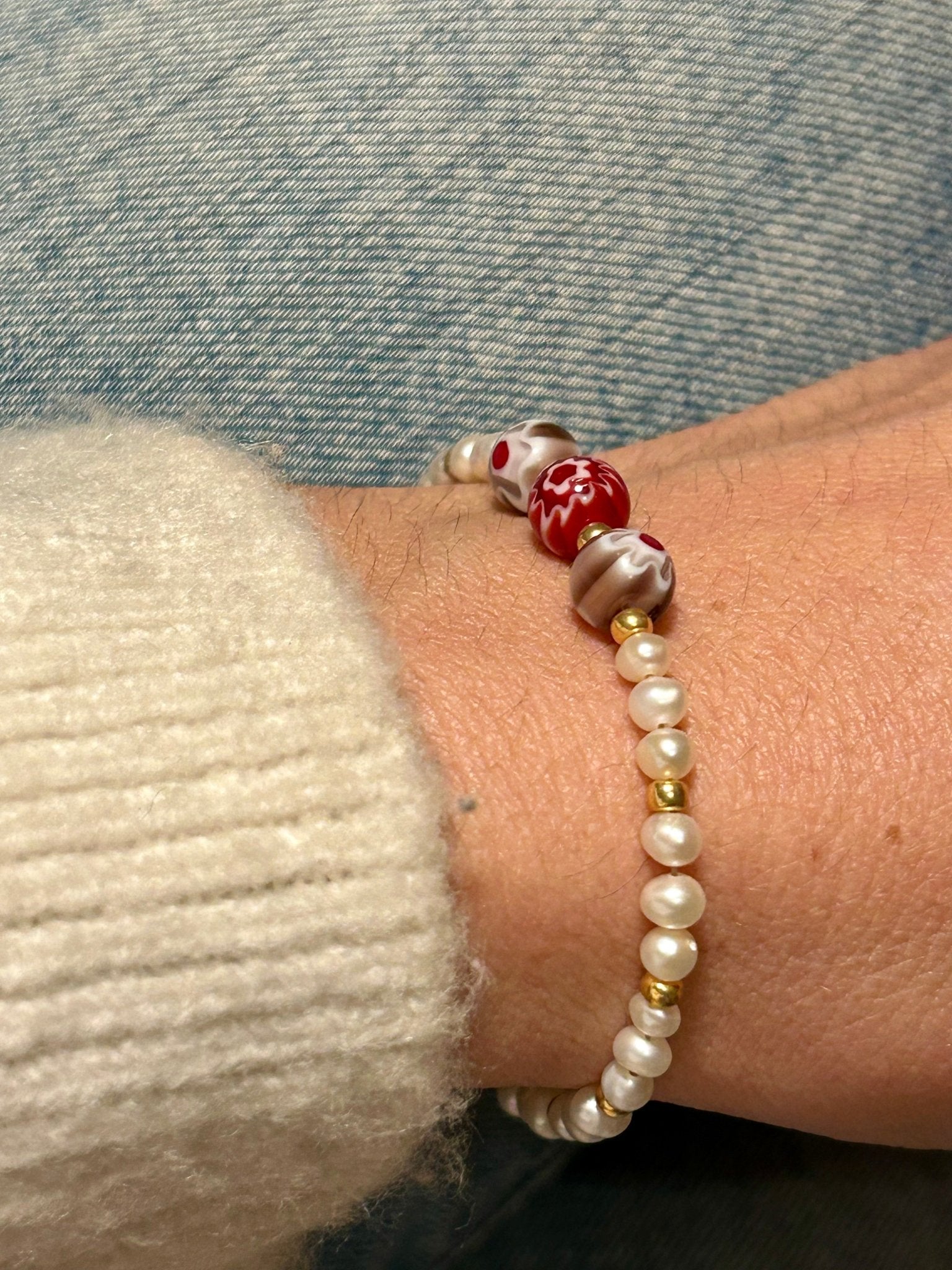 Bracelet Éclat nacré – perles de culture blanches et millefiori rouges - Colomba Créations