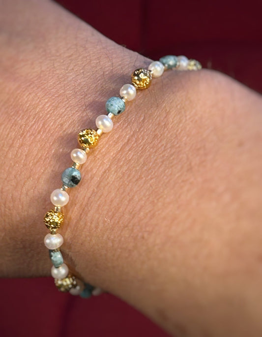 Bracelet jaspe dalmatien bleu et perles de culture - cable acier - Colomba Créations