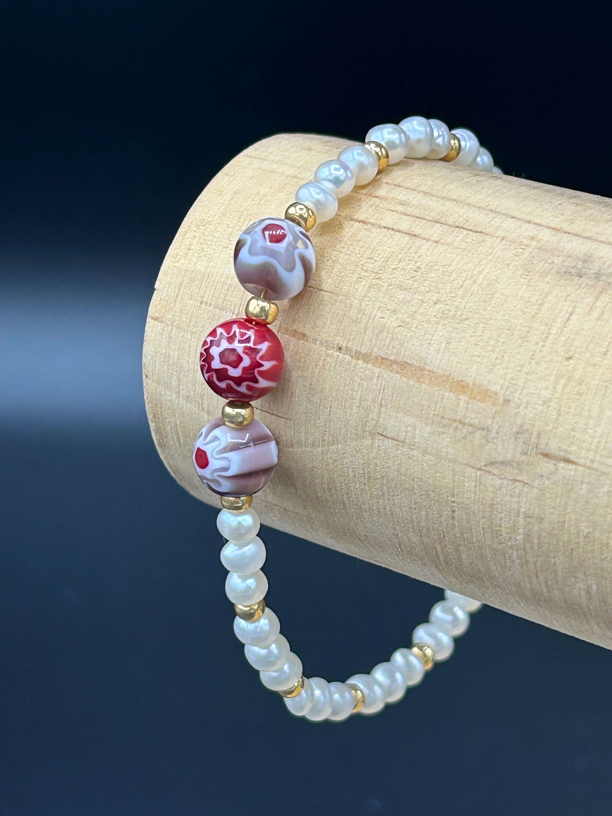 Bracelet perles de culture blanches et rouges, touches dorées