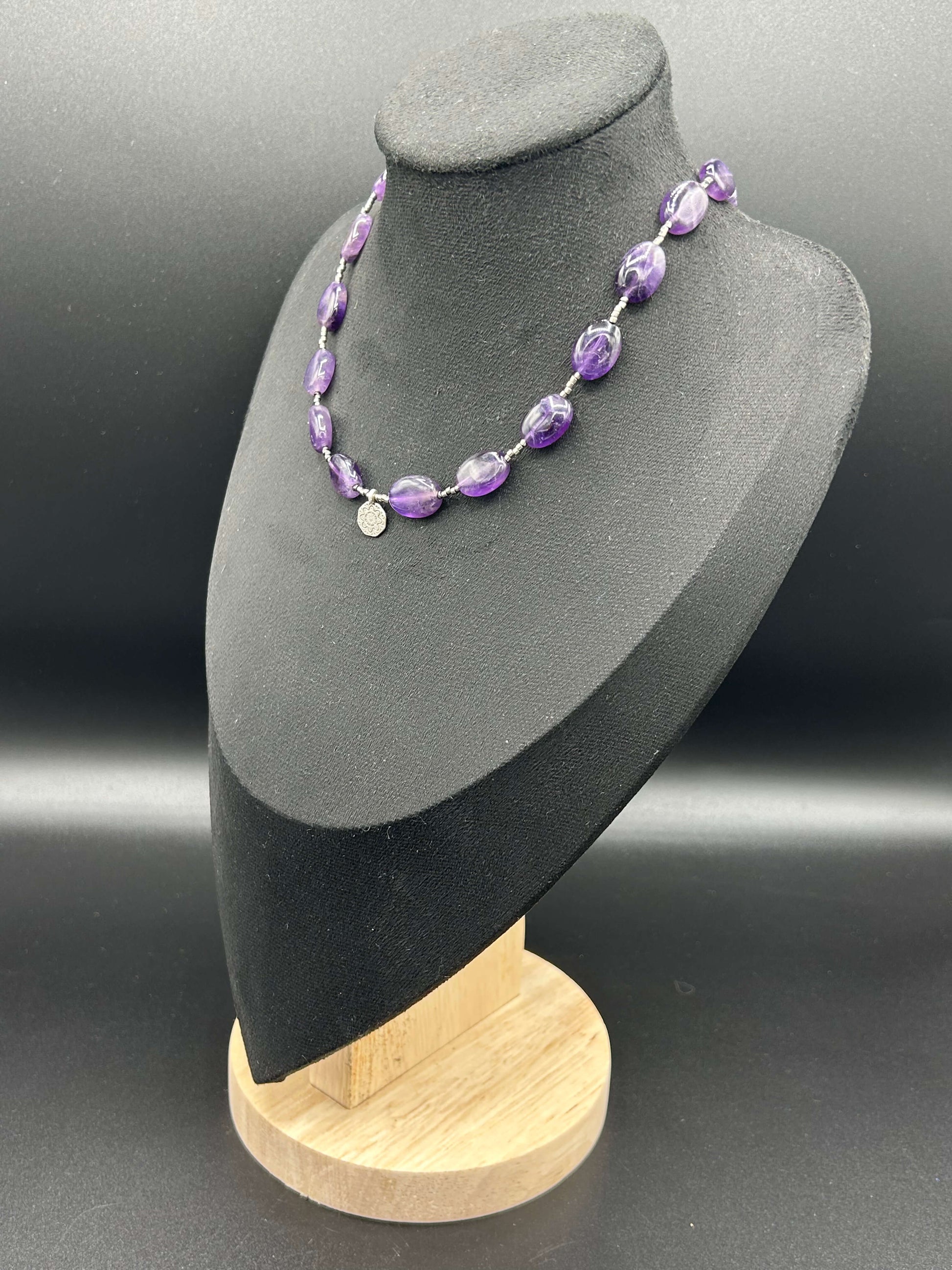 Collier mandala violet en améthyste et perles argentées, 40 cm