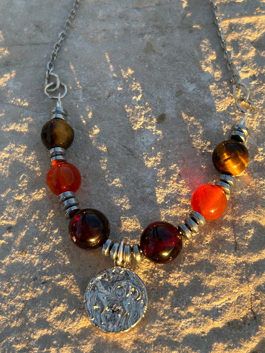 Collier signe astrologique zodiaque Belier grenant cornaline oeil de tigre