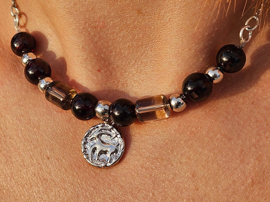Collier signe astrologique zodiaque Capricorne grenat et quartz fume