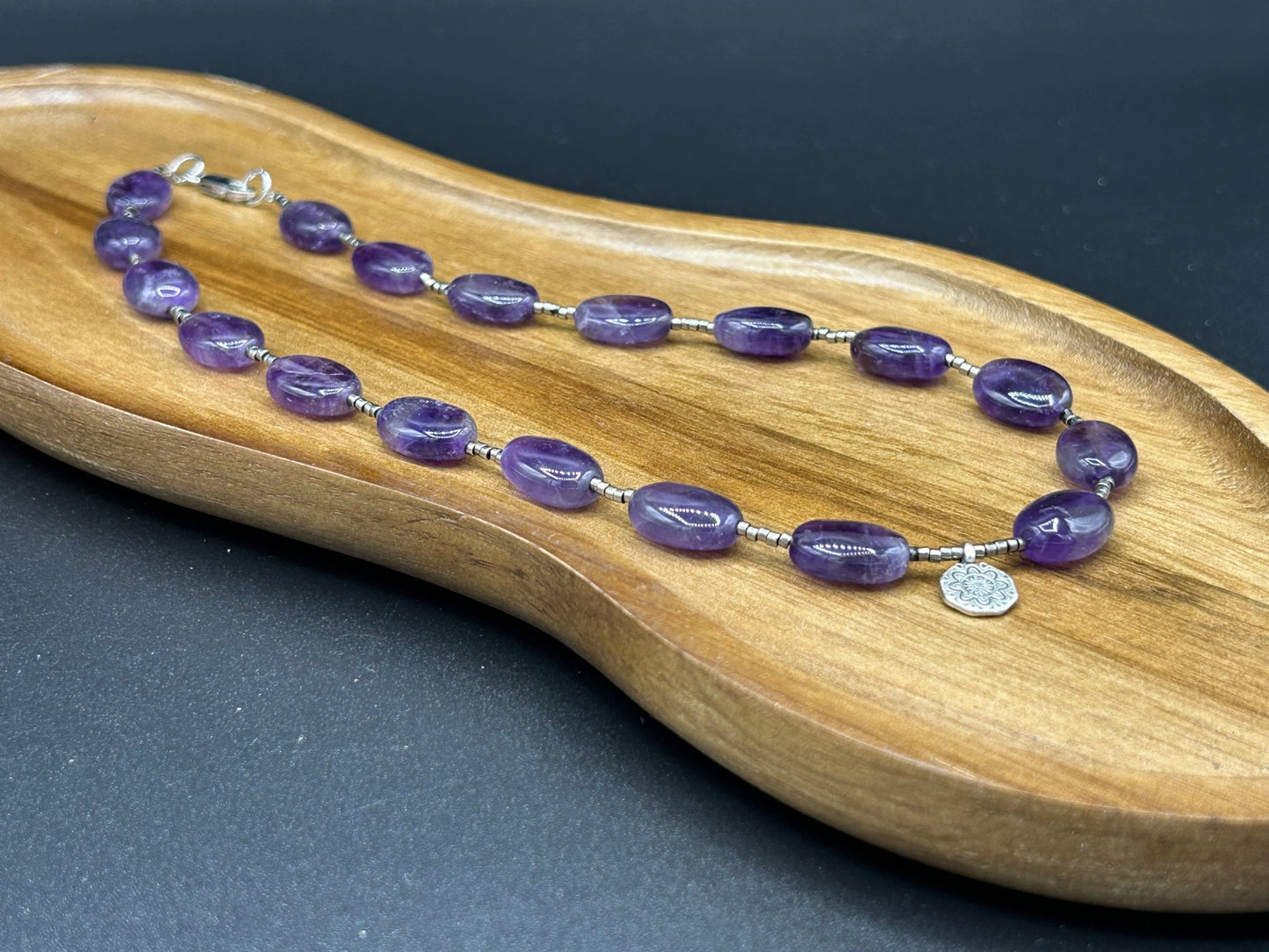 Collier mandala violet sur bois