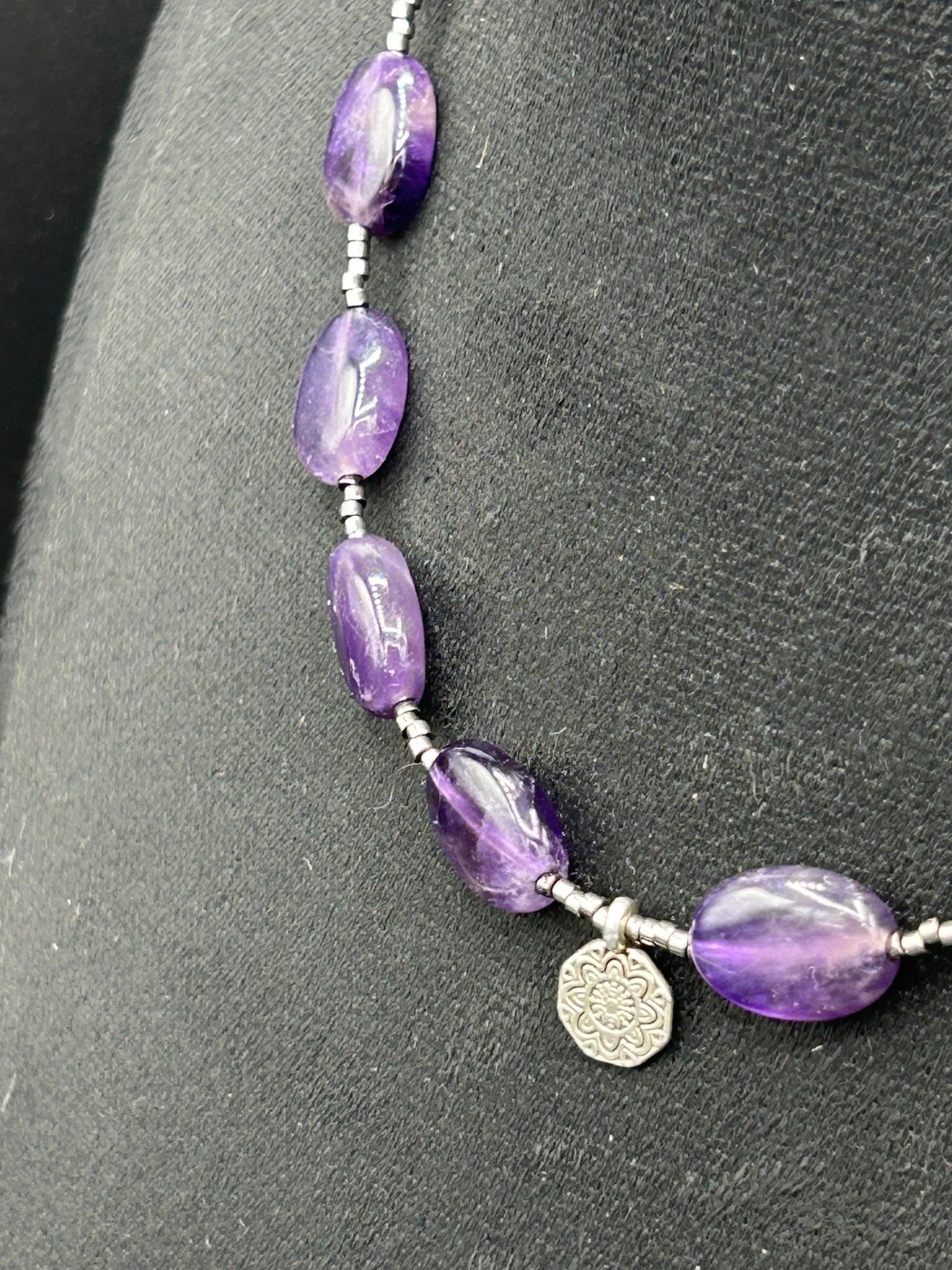 Collier amethyste mandala violet detail