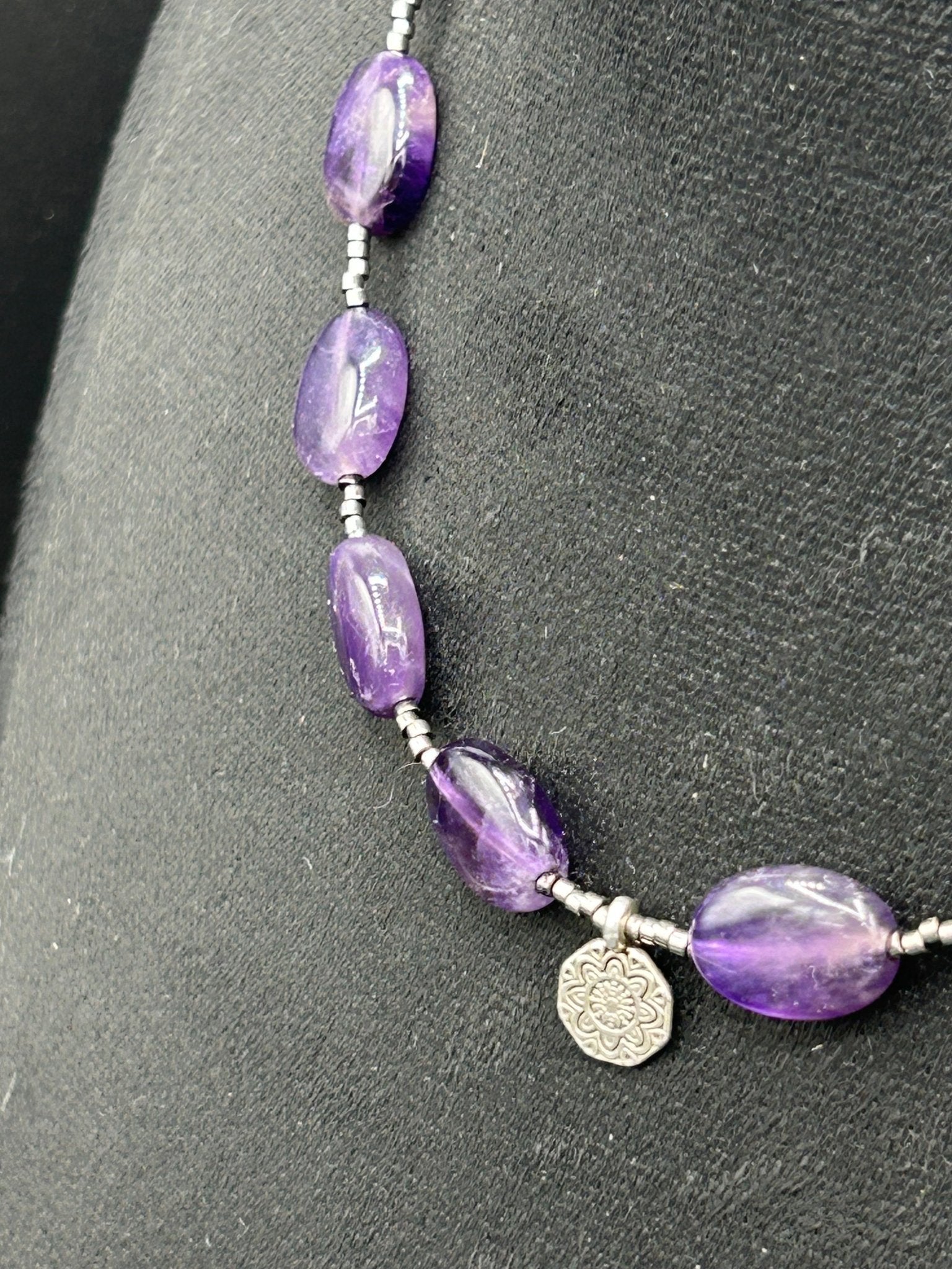 Collier amethyste mandala violet detail