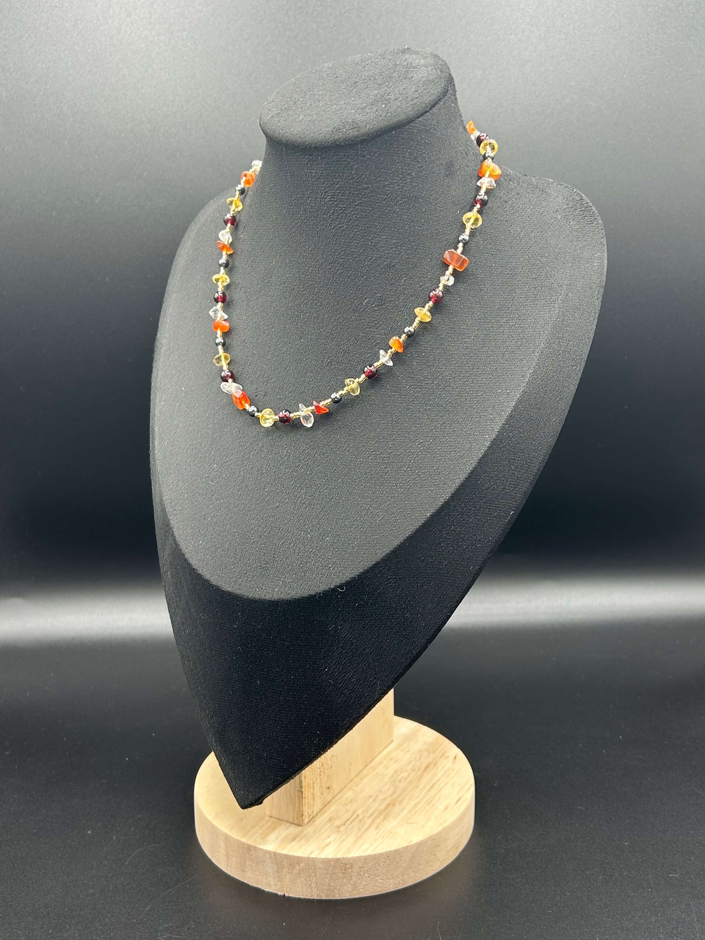 Collier court en cornaline, grenat et citrine sur câble acier avec perles dorées