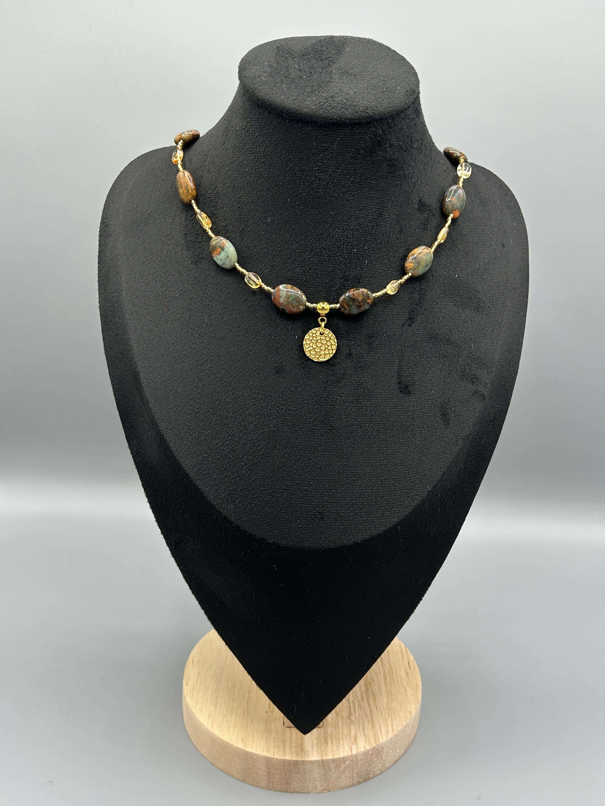 Collier Solstice Doré en jaspe impérial et citrine avec perles dorées et médaillon martelé