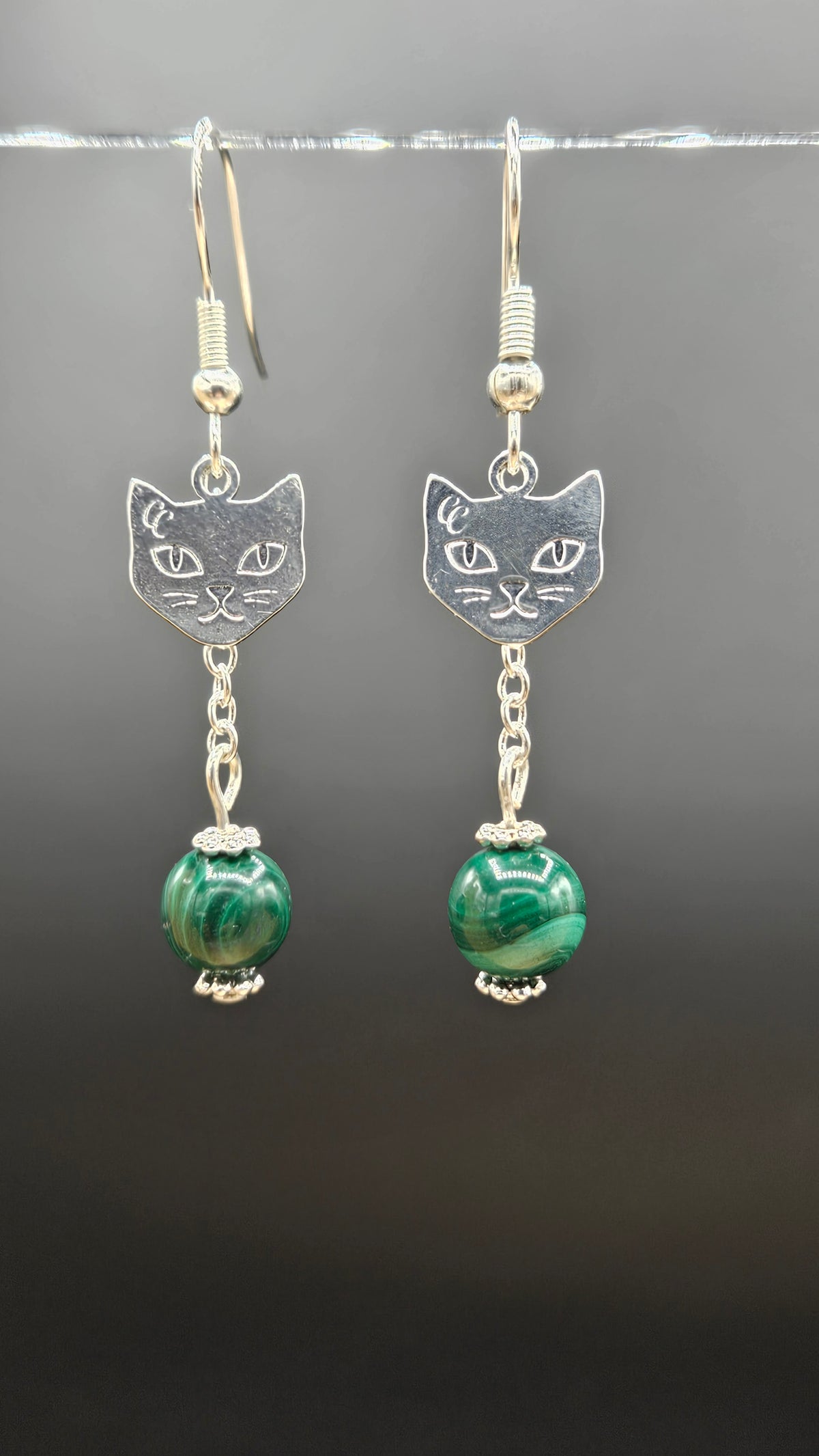 Boucles d'oreilles pendantes malachite verte tête de chat argentée